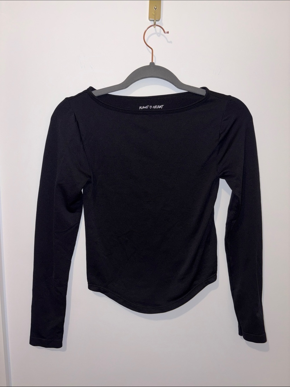 Contouring Black Long-Sleeve Women’s Top